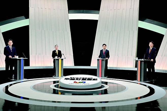 더불어민주당 이재명(왼쪽부터), 민주노동당 권영국, 국민의힘 김문수, 개혁신당 이준석 대선 후보가 27일 서울 마포구 상암동 MBC 스튜디오에서 진행된 정치 분야 TV토론회에 참석해 있다. 사진공동취재단