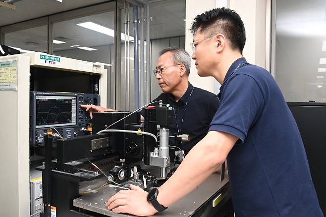 ETRI 연구팀이 질화갈륨 MMIC의 특성 평가를 수행하는 모습. ETRI 제공