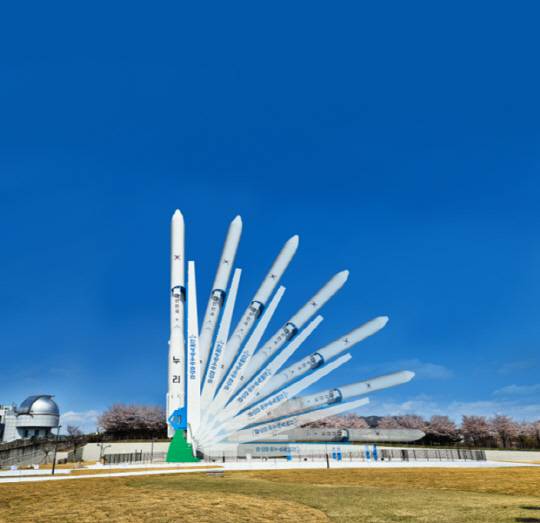 국립과천과학관에 전시되는 누리호의 기립 장면.