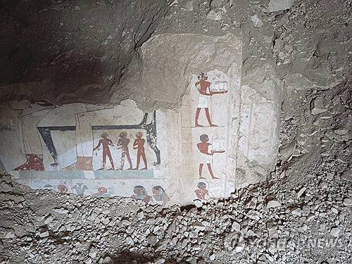 새로 발굴된 무덤에서 발견된 이집트 상형문자. AP 연합뉴스