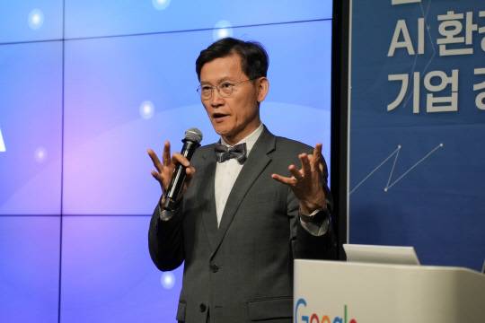 김명주 AI안전연구소장이 27일 서울 강남구 구글 스타트업 캠퍼스에서 열린 '2025 ASC 컨퍼런스'에서 발표하고 있다. 팀쿠키 제공