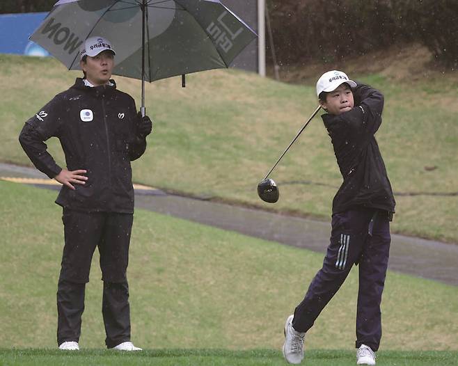 이정환 프로의 코치를 받으며 드라이버 샷을 하고 있는 장대초 5학년 박찬우. /사진 대회 조직위