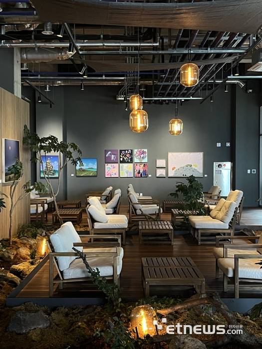 제주대동이 특별전시회를 열고 있는 제주당 카페 모습.