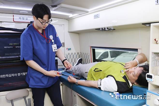 헌혈 중인 한림대성심병원 직원