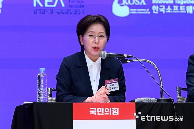 제21대 대선 선대위 초청 과학기술·ICT 공약 토론회가 27일 서울 중구 대한상공회의소에서 열렸다. 양향자 국민의힘 공동선대위원장 겸 반도체AI첨단산업본부장이 발언하고 있다.  이동근기자 foto@etnews.com