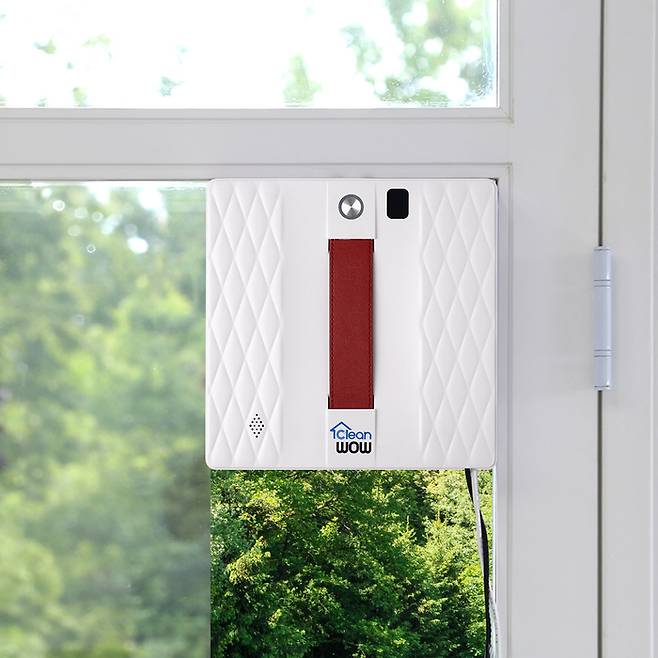 오쿠의 '클린와우 와이퍼 창문 로봇청소기'