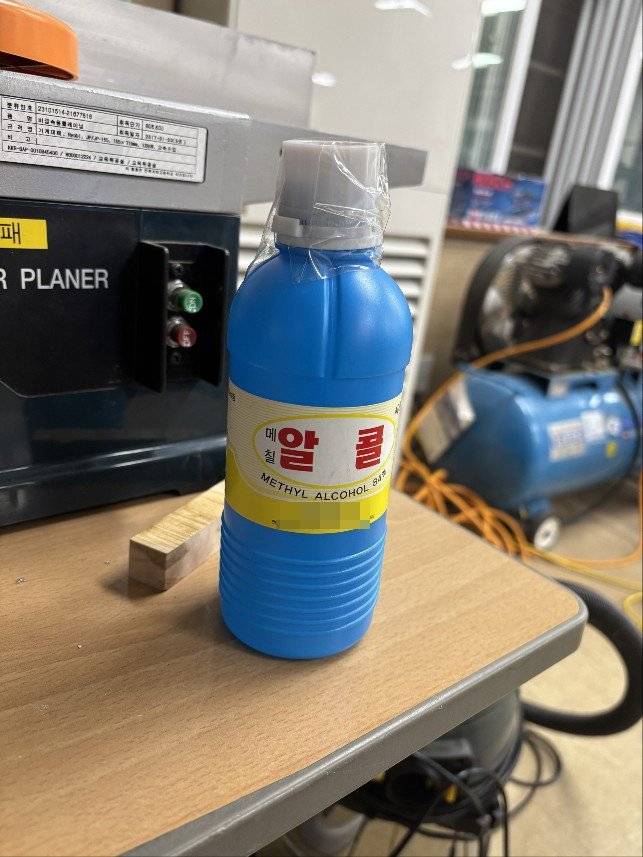 1.jpg 알코올 쓰려다 \'독성\' 메탄올을...실험실 바닥 \'래커\' 지우려다 병원행