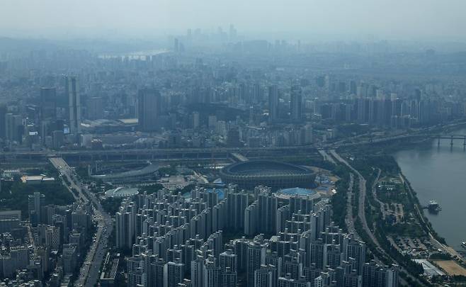 26일 서울 송파구 롯데월드타워 전망대 서울스카이에서 바라본 서울 송파구와 강남구, 서초구 아파트. 사진=뉴시스