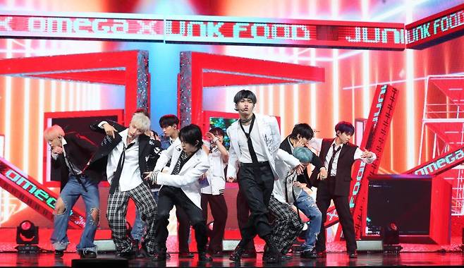 그룹 오메가엑스가 7일 오후 서울 광진구 예스24라이브홀에서 열린 세 번째 미니앨범 'iykyk(if you know, you know)'(이프 유 노, 유 노) 발매 기념 쇼케이스에서 무대를 선보이고 있다. 타이틀 곡 'JUNK FOOD'(정크 푸드)는 불안정한 느낌의 신스와 베이스가 혼란스러운 분위기를 자아내는 트랩 장르의 힙합곡이다. 뉴시스