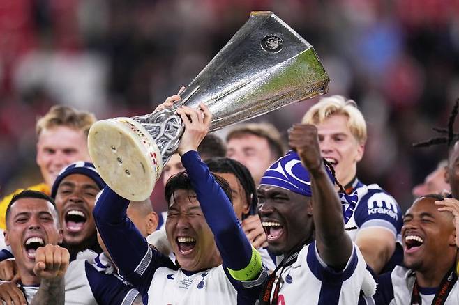 토트넘 홋스퍼의 손흥민이 21일(현지 시간) 스페인 빌바오의 산 마메스 스타디움에서 열린 2024-25 유럽축구연맹(UEFA) 유로파리그(UEL)에서 우승한 뒤 동료들과 함께 트로피를 들어 올리고 있다. 토트넘은 결승전에서 맨체스터 유나이티드를 1-0으로 꺾고 우승을 차지했으며, 손흥민은 생애 첫 우승컵을 들어 올렸다.뉴시스