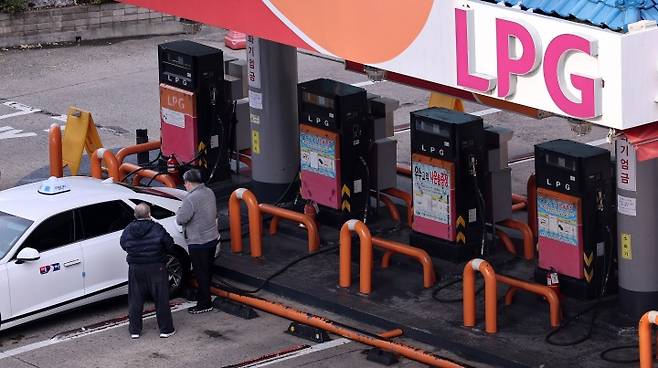 서울의 한 LPG 충전소에서 직원이 차량에 가스를 충전하고 있다. 2024.12.1 (ⓒ뉴스1, 무단 전재-재배포 금지)