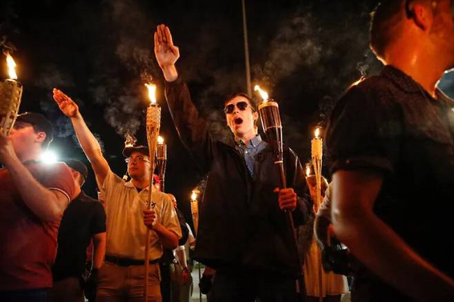 미국 버지니아 샬러츠빌에서 2017년 8월12일 인종주의를 지지하는 극우 성향 지지자들이 남북전쟁 때 남부군 장군인 로버트 리의 동상 철거를 반대하는 폭동을 일으켰다. 이들은 미국의 인종주의 단체인 ‘큐 클럭스 클랜’(KKK)이 흑인 처형 때 했던 횃불 의식이나 나치식 경례를 했다. 유에스에이투데이 누리집 갈무리