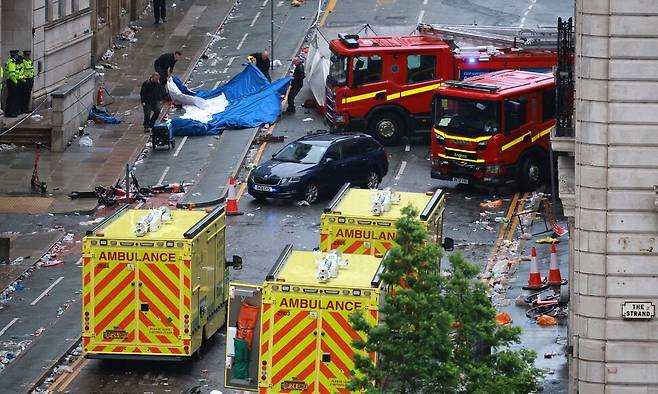 26일 영국 리버풀시에서 영국 프리미어 리그 축구팀 리버풀의 리그 우승을 축하하러 모인 군중에게 차량이 돌진한 사건 현장. 사진 로이터