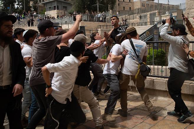 26일(현지시각) 예루살렘 구시가지에서 이스라엘 극우 시위대와 팔레스타인 남성들이 충돌했다. 예루살렘/신화 연합뉴스