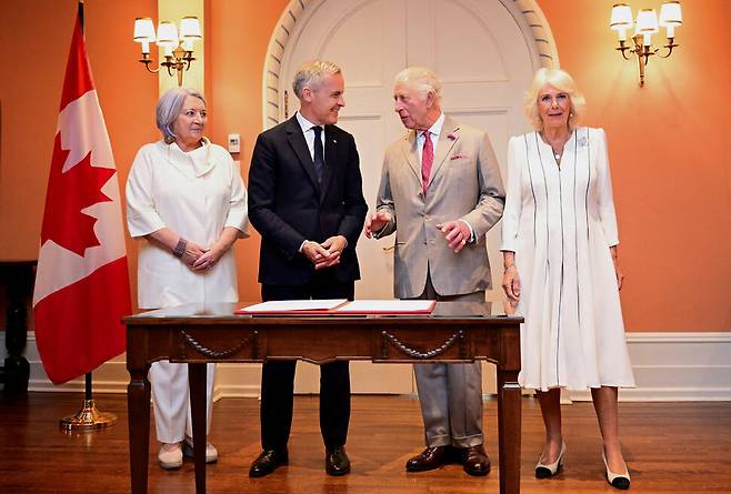 영국 찰스 3세 국왕(오른쪽 두번째)과 카밀라 여왕(오른쪽), 마크 카니 캐나다 총리(왼쪽 두번째)와 메리 사이먼 캐나다 총독이 26일(현지시각) 캐나다 온타리오주 오타와 리도홀에서 열린 비공개 의회 선서식에 참석하고 있다. 오타와/로이터 연합뉴스