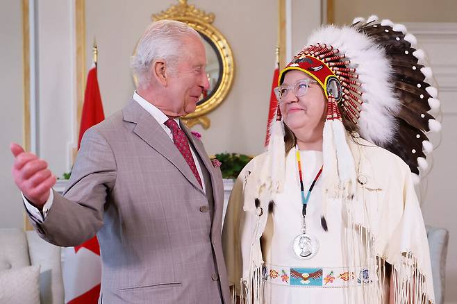 찰스 3세 영국 국왕이 26일(현지시각) 캐나다 온타리오주 오타와에서 신디 우드하우스 네피낙 원주민 의회 의장을 만나고 있다. 오타와/로이터 연합뉴스