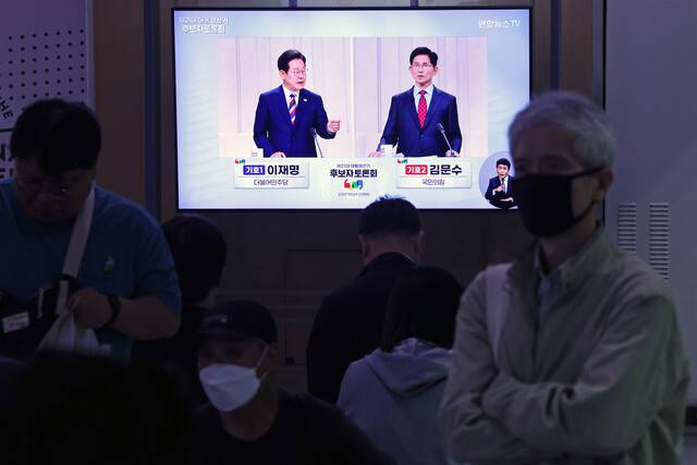 시민들이 27일 저녁 서울 중구 서울역 대합실에서 제21대 대선 후보 3차 티브이(TV) 토론회 중계방송을 시청하고 있다. 김영원 기자 forever@hani.co.kr