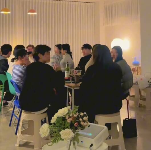 경북 포항의 자영업자 모임 ‘쓰레더스포항’ 회원들이 자영업 전략에 대해 이야기 나누고 있다. 쓰레더스포항 제공