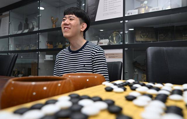 15일 서울 성동구 한국기원에서 만난 강동윤(36) 9단은 올 들어 질주 중인 ‘역대급 역주행’과 관련된 비결을 묻는 질문에 “입단 이후 국내외 주요 프로 기사들과 최소 10만 판 이상을 소화한 인터넷 대국으로 언제나 실전 감각을 유지하고 있다”라고 귀띔했다. 강 9단은 바둑계에선 ‘은퇴각’으로 여겨진 30대 중반임에도 지난 3월부터 이달 현재까지 국내 랭킹 3위를 3개월째 고수, ‘에이징커브’(시간 흐름에 따른 기량 저하) 컨트롤에 성공한 대표적인 사례로 주목받고 있다. 박시몬 기자