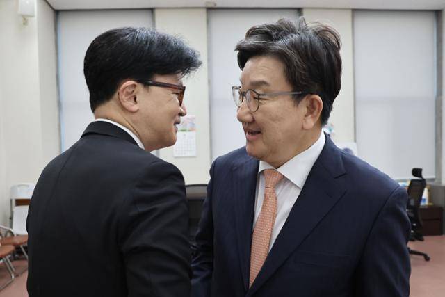 지난달 10일 한동훈(왼쪽) 전 국민의힘 대표가 국회에서 권성동 원내대표를 예방하고 있다. 뉴시스
