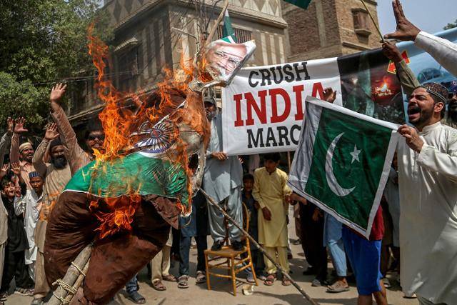 5월 9일 파키스탄 하이데라바드에서 열린 반인도 시위에서 시위대가 나렌드라 모디 인도 총리의 동상을 불태우고 있다. AFP=연합뉴스