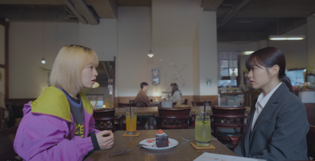 드라마 '미지의 서울'에서 쌍둥이 자매 미래와 미지가 마주보며 대화하는 모습. tvN 캡처