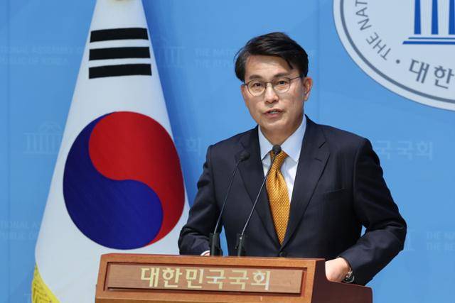 윤상현 국민의힘 의원이 18일 서울 여의도 국회 소통관에서 기자회견을 열고 대선 승리를 위한 국민의힘의 대통합을 촉구하고 있다. 뉴시스