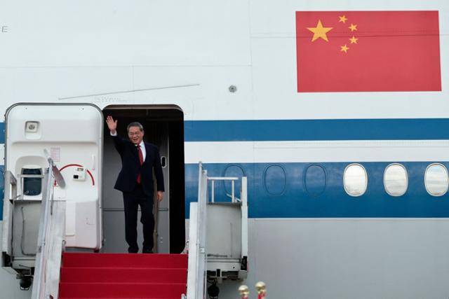 리창 중국 총리가 24일 인도네시아 자카르타 공항에 도착해 항공기에서 내리며 손을 흔들고 있다. 자카르타=AFP 연합뉴스