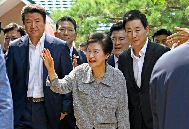 박근혜 전 대통령이 27일 오전 경북 구미시 상모동에 있는 부친 고(故) 박정희 대통령 생가를 찾아 환영 나온 지지자들을 향해 손을 흔들고 있다. 구미=뉴스1