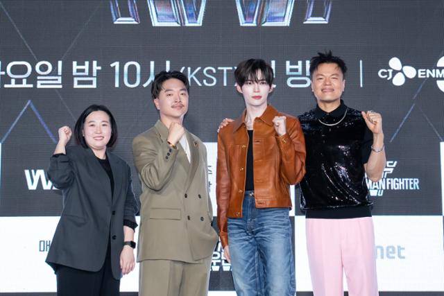 26일 서울 강남구에서 열린 '월드 오브 스트릿 우먼 파이터' 제작발표회에 참석한 최정남(왼쪽) PD와 마이크 송, 성한빈, 박진영. 엠넷 제공