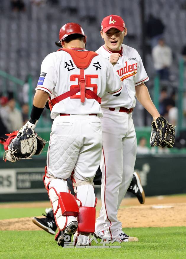 2025 KB0리그 프로야구 SSG랜더스와 NC다이노스의 경기가 13일 오후 인천SSG랜더스필드에서 열렸다. 6대 3 역전승을 거둔 SSG 조병현이 경기 후 포수 신범수와 자축하고 있다. 인천=김민규 기자&nbsp; /2025.05.13/