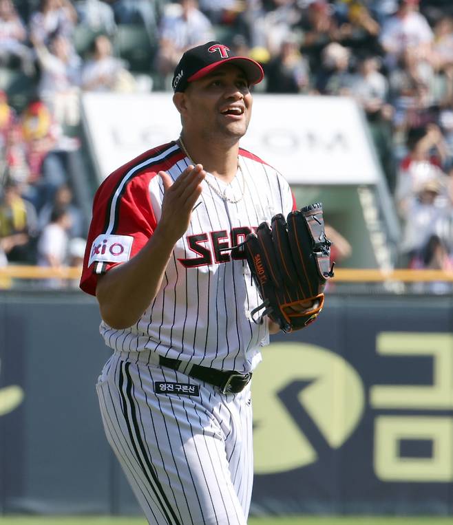 18일 오후 잠실야구장에서 열린 2025 프로야구 KT와 LG 경기. LG 선발 치리노스가 6회 KT 장성우를 병살아웃시키고 기뻐하고있다. 잠실=정시종 기자 capa@edaily.co.kr /2025.05.18.