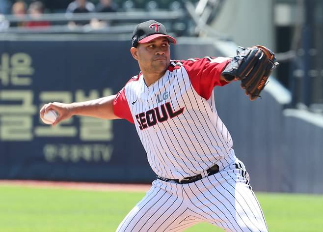 18일 오후 잠실야구장에서 열린 2025 프로야구 KT와 LG 경기. LG 선발 치리노스가 힘차게 공을 던지고 있다. 잠실=정시종 기자 capa@edaily.co.kr /2025.05.18.