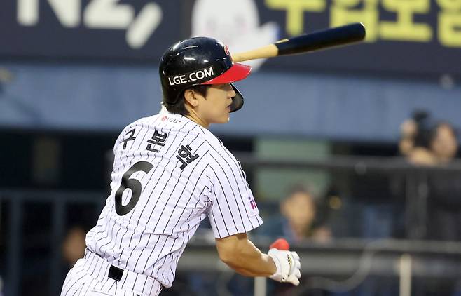 15일 오후 잠실야구장에서 열린 2025 프로야구 키움과 LG 경기. LG 구본혁이 4회 1타점 중전 적시타를 날리고 있다. 잠실=정시종 기자 capa@edaily.co.kr /2025.05.15.