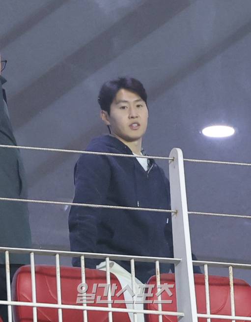 홍명보 감독이 이끄는 축구대표팀이 25일 오후 수원월드컵경기장에서 요르단과 ‘2026 FIFA 북중미월드컵 아시아 지역 3차 예선을 펼쳤다.부상으로 빠진 대표팀 이강인이 관중석에서 관전하고있다.수원=정시종 기자 capa@edaily.co.kr /2025.03.25.