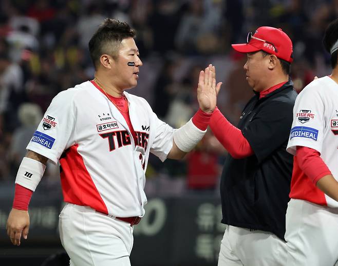 <yonhap photo-4708="">27일 광주기아챔피언스필드에서 열린 프로야구 키움 히어로즈와 KIA 타이거즈의 경기. KIA 최형우가 경기를 마치고 이범호 감독과 승리 하이파이브 하고 있다. 2025.5.27 [연합뉴스]</yonhap>