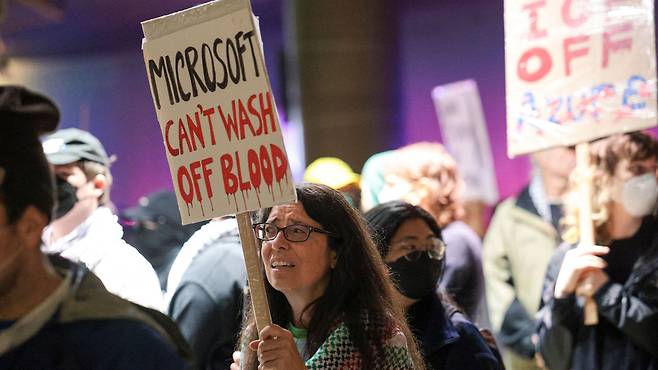 [지난 19일 미국 시애틀에서 열린 마이크로소프트 콘퍼런스에서 항의하는 시위대]