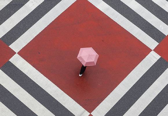 지난 16일 비가 내린 서울 시내의 한 쇼핑몰 건물 앞으로 우산을 쓴 시민이 횡단보도를 지나고 있다. [사진=연합뉴스]