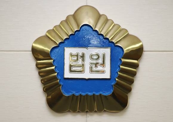 자신의 거래처인 카페 여사장이 벗어놓은 신발 냄새를 지속적으로 맡아온 50대가 항소심에서 벌금 200만원을 선고받았다. 본 기사와 무관한 이미지. [사진=연합뉴스]