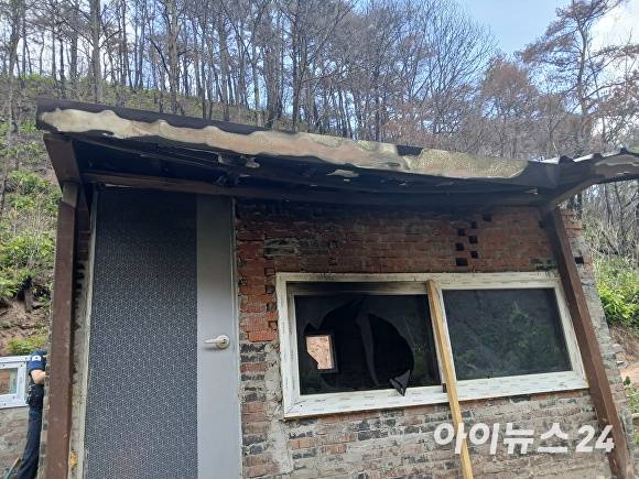 26일 낮 12시 12분쯤 발생한 영양군 석보면 택전리 농막 화재 현장. [사진=경북소방본부]