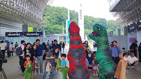 6월 세계 공룡의 날을 맞아 진행된 박람회에서 관광객들이 공룡 모형을 구경하고 있다. [사진=해남군]