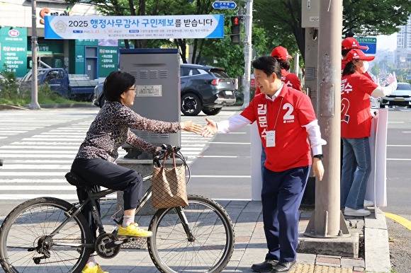 권영진 의원이 지난 26일 출근길 인사를 하고 있다 [사진=이창재 기자]