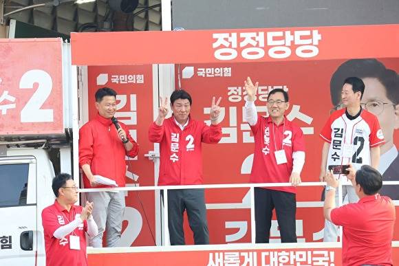 강대식 대구시당 공동선대위원장(왼쪽 2번째)이 27일 방촌시장 유세에서 주호영 선대위원장과 최은석 의원과 함께 승리의 2번을 들어보이고 있다 [사진=강대식 의원 페이스북 캡처]