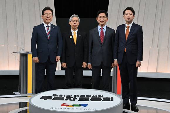 더불어민주당 이재명(왼쪽부터), 민주노동당 권영국, 국민의힘 김문수, 개혁신당 이준석 대선 후보가 27일 서울 마포구 상암동 MBC 스튜디오에서 진행된 정치 분야 TV토론회에서 기념촬영을 하고 있다. [사진=국회사진기자단]