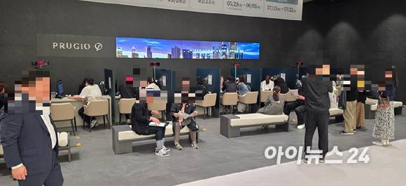 '교산 푸르지오 더 퍼스트' 견본주택 방문객들이 상담을 기다리고 있다. 2025.04.25 [사진=이수현 기자]