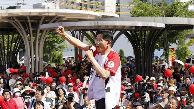 김문수 후보가 26일 경기도 오산시에 위치한 오산역 광장에서 시민들과 인사를 나누고 제21대 대통령 선거에서 지지를 호소했다. (국민의힘)