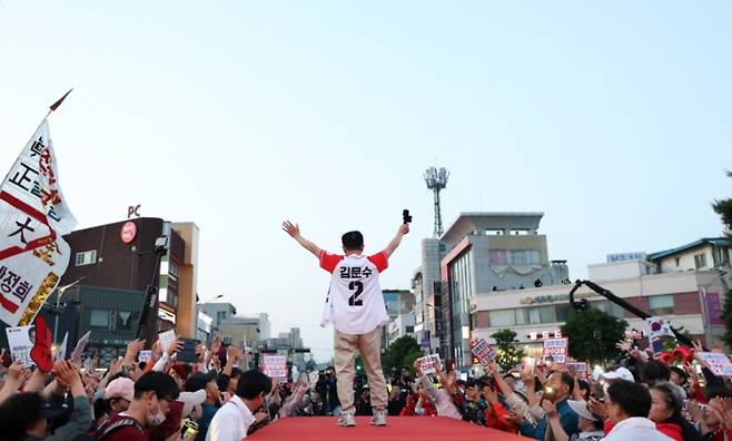 김문수 후보가 25일 충남 아산시에 있는 온양온천역 광장에서 시민들에게 지지를 호소하고 있다. (국민의힘)