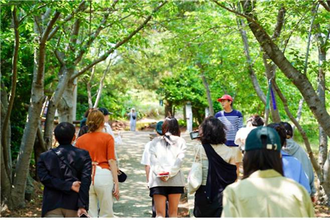 러너팀의 'RUN&LEARN' 프로그램을 체험하고 있는 청년들. (제주사회적경제네트워크 제공)