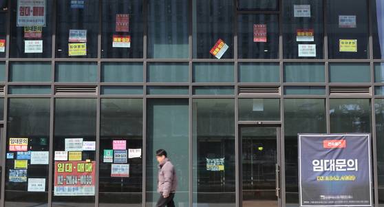 가계부채는 늘어나는데 경기는 나아질 기미가 보이지 않는다. 자영업자들의 시름이 깊어졌다. [연합뉴스]