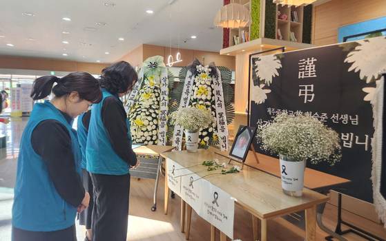 전교조 세종지부 등 세종지역 5개 교원단체는 세종시교육청 로비에 추모공간을 마련하고 지난 22일 숨진 제주 중학교 교사 A씨를 추모하고 있다. [사진 전교조 세종지부]